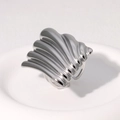 Bague minimaliste en acier inoxydable argenté ondulé avec finition polie brillante - Argenté