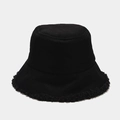 Dettaglio del cappello alla pescatora nero invernale con bordo in morbido sherpa - Regolabile / Nero