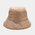 Dettaglio del cappello alla pescatora kaki invernale con bordo in lana e texture scamosciata - Regolabile / Cachi