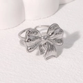 Minimalistische open ring met zilveren strik van roestvrij staal met elegante textuur - Zilver