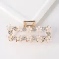 Pinza per capelli rettangolare dorata in lega con fiori bianchi e strass scintillanti - Argento Quadrato Bianco