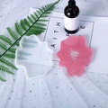 Moule silicone pétale irrégulier avec dessous de verre en résine rose et décor pailleté - Petit
