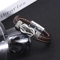 Pulsera de cuero trenzado marrón para hombre con cierre magnético plateado sobre botella - Marrón/Hebilla Plateada