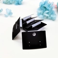 Dettaglio di cartellini neri per orecchini con logo Fashion e scritta ago in argento S925 - 5*3.5 Cartoncino Nero (4 Fori)