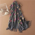 Châle en laine de cachemire gris avec broderie florale vibrante et détails de franges - 200cm / Gris Foncé Brodé