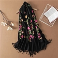 Châle en cachemire noir fait main avec broderie florale et détails de franges - 200cm / Noir avec broderie
