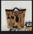 Borsa tote in tela giallo senape con stampa di verdure nera e robusti manici neri - Ravanello Cachi Scuro