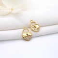 Pendentifs cœur plaqués or 14K avec zircons sur un fond de soie blanche élégante - H-5096 Cadenas Coeur