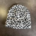 Detailansicht von oben auf die Jacquard-Strickmütze mit Leopardenmuster und dickem Stoff - M (54-59cm) / Weiß