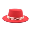 Cappello fedora rosso in lana a tesa piatta con elegante fascia decorata di perle bianche - Rosso