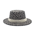 Detailansicht des grauen Fedora-Hutes mit Leopardenmuster und Perlenbesatzband - M(56-58cm) / Grau