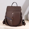 Mochila de nailon marrón oscuro con costuras de diamante y correas versátiles - Marrón