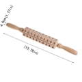 Dettaglio del mattarello in legno da 35cm con alberi di Natale e stelle incisi finemente - N. 3 - Motivo ad Albero di Natale