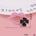 Makroaufnahme der rosa Strass-Lippenbrosche mit Kleeblatt und 45,3mm Größenangabe - Rosa Blume Lippen (D952)