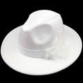 Detail van witte wollen vilten hoed met delicate veer- en parellint decoratie erop - Brede Rand Lint Veer Stijl (Wit 02)