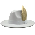 Detailopname van witte wollen fedora hoed met een elegante gouden veren versiering - Gouden Verendecoratie Stijl (Wit 01)