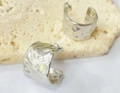 Zilveren C-vormige vintage oorbellen met een onregelmatige hamer-structuur - Gehamerd C-Vorm Open-Zilver
