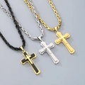 Vista dettagliata dei ciondoli a croce hip hop a tre strati in oro, argento e nero lucido - Stile C con catena da 5mm / Argento