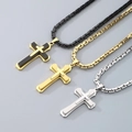 Dettaglio dei ciondoli a croce a tre strati in acciaio al titanio in oro, argento e nero - Stile D con catena da 5mm / Argento