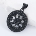 Primer plano del colgante brújula vikinga Vegvisir negro con runas Futhark - Negro (Solo Colgante)