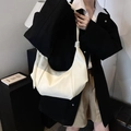 Borsa a mezzaluna crema plissettata con trama in pelle martellata e tracolla chic - Taglia unica / Bianco Sporco