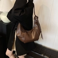Borsa hobo in pelle testa di moro con tracolla annodata ed estetica vintage minimalista - Taglia unica / Marrone