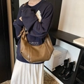 Borsa a mezzaluna retrò marrone oversize in morbida pelle pieghettata con nodo - Taglia unica / Marrone