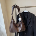 Borsa hobo tote marrone in ecopelle con ciondolo di peluche e tracolla lunga - Borsa + Ciondolo di Peluche / Marrone
