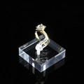 Elegante anello in oro con gemma solitaria rotonda su supporto espositivo in acrilico - 4*4*1.2CM / Trasparente