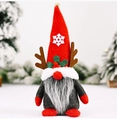 Detailopname van een kerstgnome-pop met rode sneeuwvlokhoed en bruin geweitje - Rendier Kabouter Decoratie Mannelijk (Baardstijl)