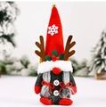 Detailopname van een kerstkabouterpop met rendiergewei en feestelijke sneeuwvlokpatronen - Rendier Kabouter Decoratie Vrouwelijk (Vlechtstijl)