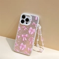 Dettaglio custodia iPhone trasparente con fiocchi rosa e cinturino di perline a orsetto - Bianco Laser Opaco + Braccialetto B15 / iPhone 15