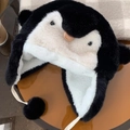 Leuke zwart-witte pinguïn pluche muts met pluizige oorflappen en pompon strikjes - Hoofdomtrek (54cm-60cm) / Zwart