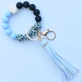Detalle de cuentas de silicona de leopardo y borla de PU azul claro en pulsera llavero - Azul claro