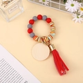 Vue détaillée de perles en silicone avec disque en bois et pompon rouge sur porte-clés - Rayé Multicolore Rouge Gris