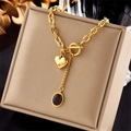 Collana in acciaio al titanio dorato con pendente a cuore e ciondolo ovale nero e chiusura OT - Stile Fibbia OT con Gemma Nera e Cuore (N1931)