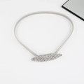 Detail der silbernen Blatt-Strassschnalle am elastischen Metallgürtel für Kleider - Rhombus Strass Schnalle Federkette (Silber)