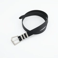 Cintura classica in pelle nera da donna con fibbia geometrica argento su sfondo bianco - 2.8cm di Larghezza / 99cm di Lunghezza / Nero