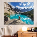 Dettaglio della tappezzeria a stampa digitale con montagne innevate e un lago verde - 150x130cm / Stile 1