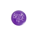 Detail van de paarse Bride To Be badge met witte letters en een diamant ring icoon - Paarse Achtergrond Bride To Be