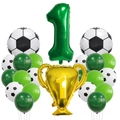 Detail von Fußball-Geburtstagsset mit grüner Zahl 1, goldenem Pokal und Latexballons - Nummer 1 Set