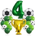 Detail eines Fußball-Party-Sets mit Ballon Nummer 4 und goldenem Champion-Pokal - Nummer 4 Set