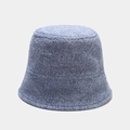 Détail d'un chapeau bob bleu clair en peluche douce avec texture en laine d'agneau - M (56-58cm) / Bleu Brume