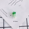 Vista macro de colgante de col de vidrio verde de 25x12mm para creación de joyas DIY - Col China Corta