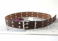 Détail d'une ceinture en cuir marron à double œillet avec boucle à double ardillon - Ceinture Café Seule