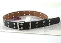 Détail d'une ceinture punk en cuir noir avec œillets argentés doubles et boucle à deux griffes - Ceinture Noire Seule