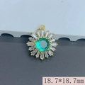 Dettaglio macro del ciondolo a fiore da 18,7mm con zircone verde e placcatura oro - Verde