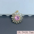 Dettaglio pendente a fiore 18,7 mm con zirconi rosa e trasparenti su base dorata - Rosa