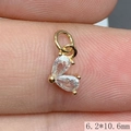 Vista macro de un colgante corazón dorado con circonitas de pera, tamaño 6,2x10,6 mm - Blanco