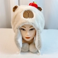 Dettaglio del cappello Capybara in morbido peluche con orecchie d'orso e pompon grigi - Beige